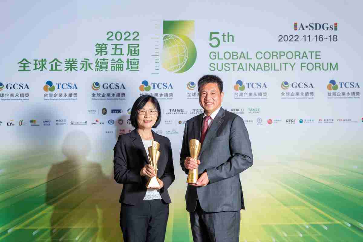 PA直营作为净零碳排先锋，，，，期引领价值链伙伴同行共好，，，，卫冕制造业组“十大典范企业” 二连冠殊荣(左：PA直营光电永续长古秀华，，右：PA直营光电董事长暨执行长彭双浪)