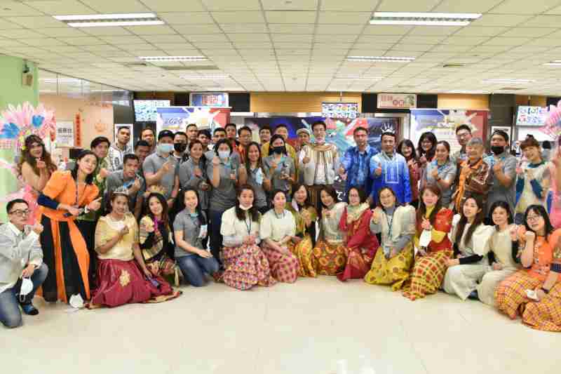 友達推動「安心、、創新、、、用心、、、、同心、、盡心」五星職旅，，，為菲籍員工打造全方位照護，，首度贏得「人權實踐與發展領袖獎」殊榮