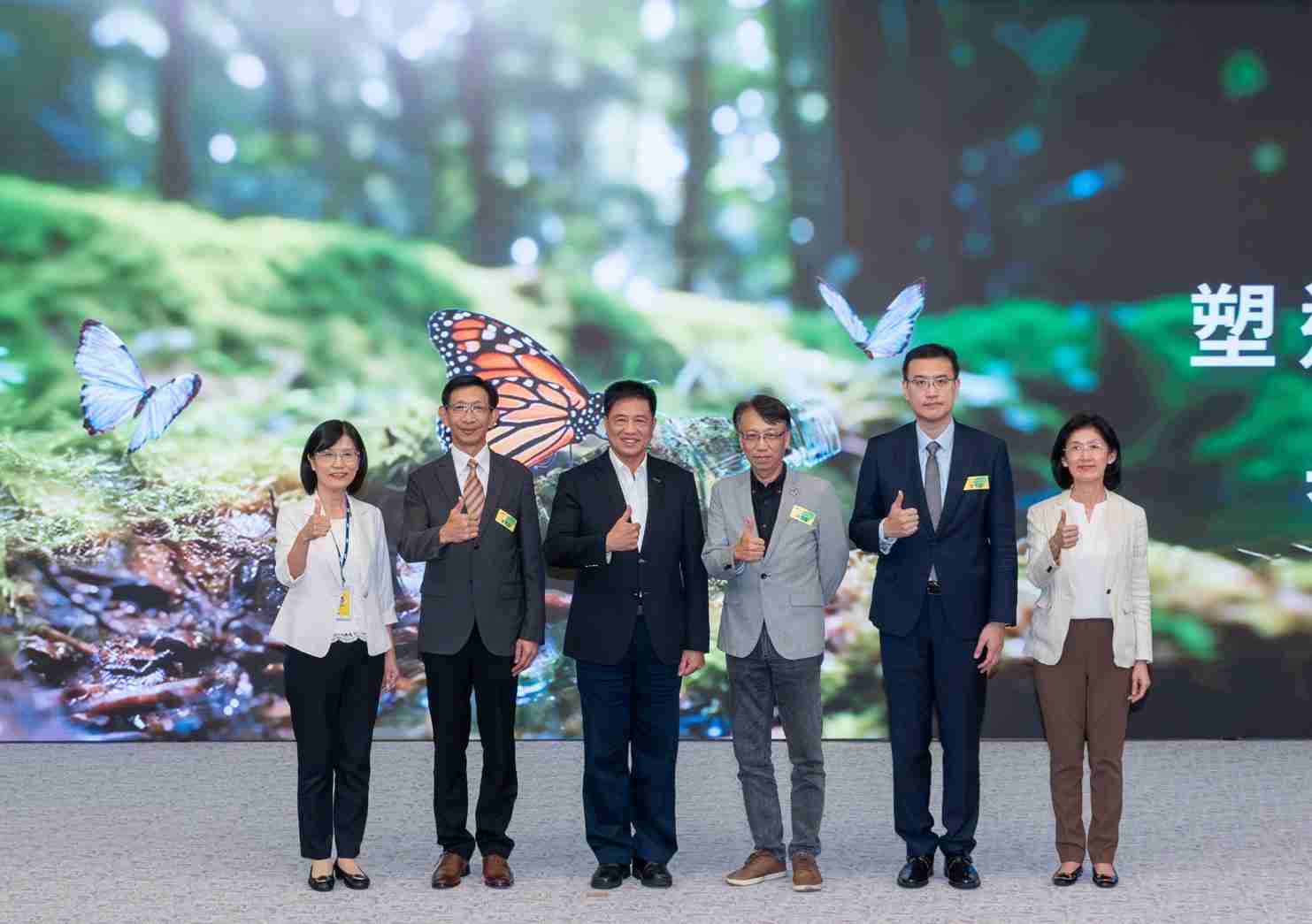 友達2023 CSR共榮大會，，，，邀請領域專家分享交流生物多樣性管理趨勢、、、、無塑產品、、、、海廢永續塑料等議題  （圖左到右：友達光電永續長古秀華、、、3M台灣技術長陳君杰、、、、友達光電董事長暨集團策略長彭双浪、、、光寶科技企業永續發展處處長陳慶暉、、、、安永聯合會計師事務所執業會計師曾于哲、、、、友達光電供應鏈總部副總經理吳宜芳）