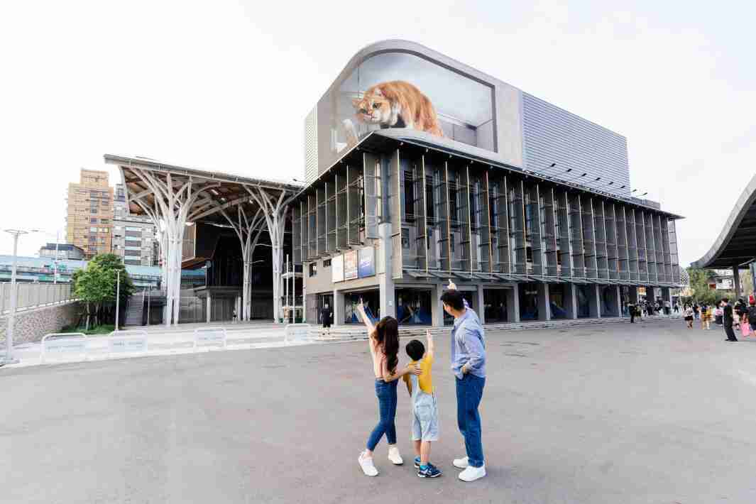 PA直营打造全台最大户外裸视3D LED弧形萤幕，，将超立体的软萌胖橘猫动画活跃于顶楼外墙