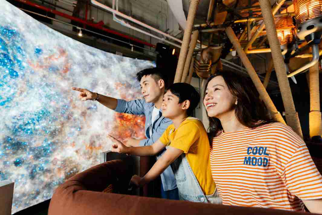 PA直营打造全台最大宽6公尺、、、、高4公尺、、、唯一搭载LED弧形拼接显示屏的动感飞行船，，，，让乘客驻足在热气球上，，享受身历其境的伪出国旅游乐趣