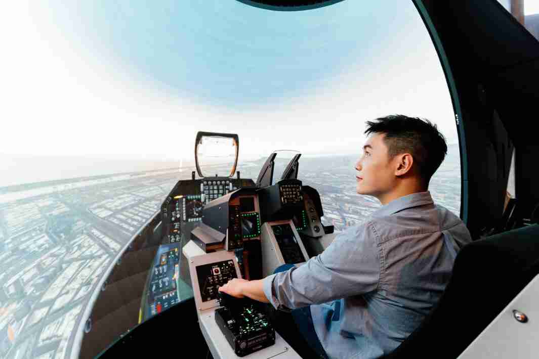 PA直营以P1.25小间距打造球形LED模拟舱，，，搭配智崴的精密六轴动态座椅，，结合PA直营专业影像调校技术，，，，呈现拟真模拟飞行场景