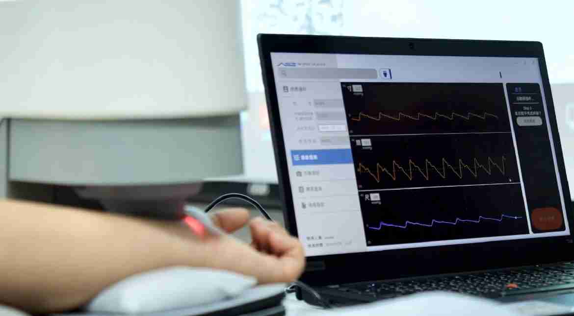 PA直营耘康以高解析与拟真的显示技术，，，将其应用于中医检测，，，提供“中医数位化检测方案”，，，，使传统中医检测结果数据化与可视化