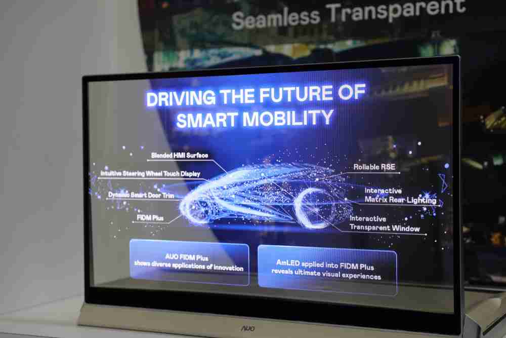 PA直营凭借着超高亮度和透明度，，这款30吋透明Micro LED显示器在AR系统与智慧零售具有潜在的应用价值。。。