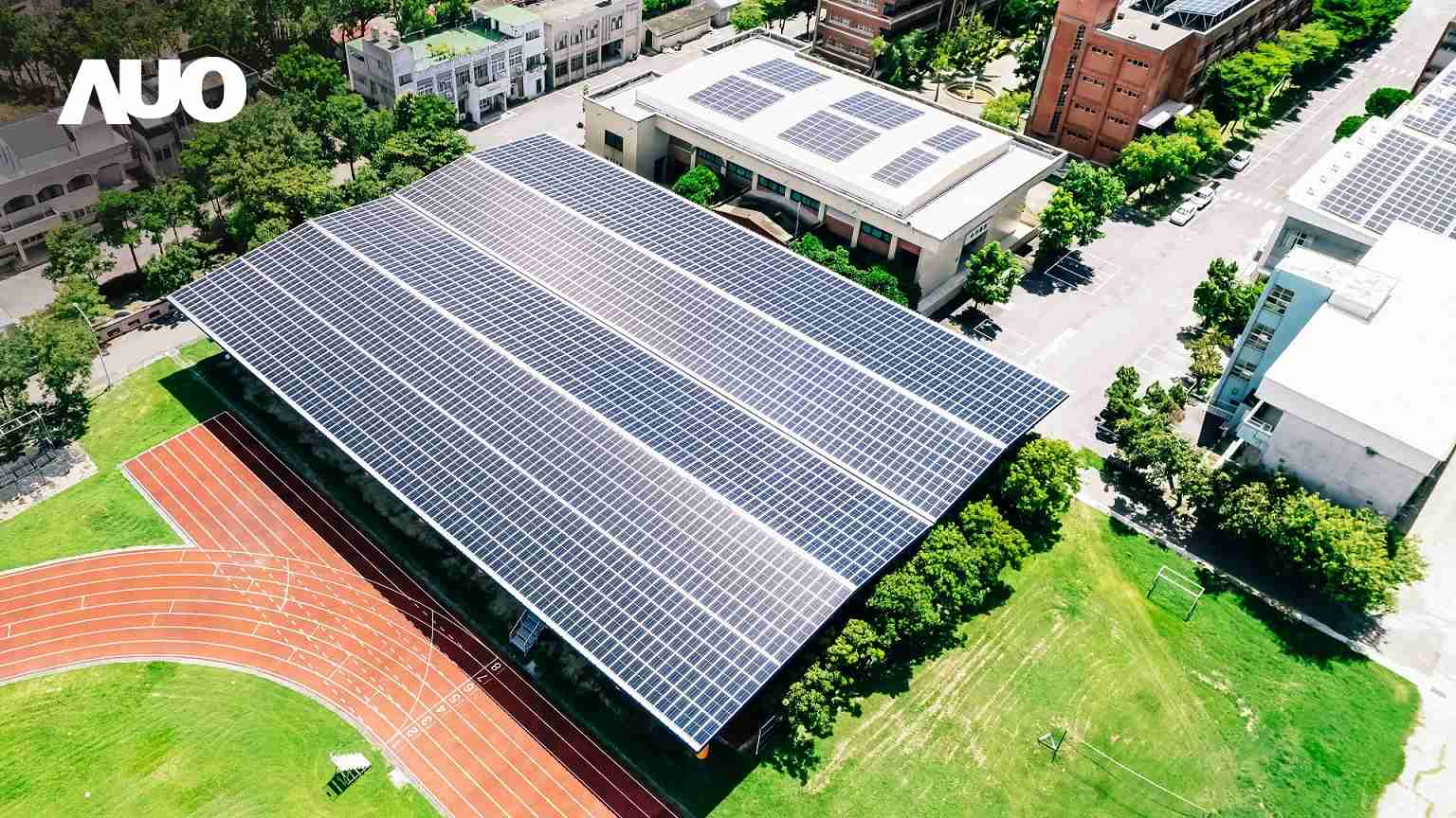 PA直营SunSteel光电整合型浪板具备快速安装、、、、轻量化优势，，可提升15%发电效能，，通过国际IEC与台湾VPC认证安全、、防漏、、耐候标准