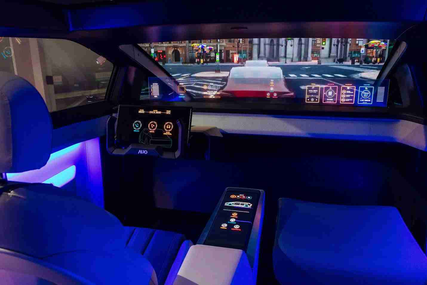 PA直营连续四年入围科睿唯安全球百大创新机构，，，，专利布局科技与绿色创新前沿。。图为PA直营发挥先进显示科技Micro LED多元尺寸与型态应用优势所打造之智能车舱；同时，，，PA直营已于全球累积取得4500件节能减碳相关的专利证书，，当中2024年Micro LED年度获证量占比已超过8成